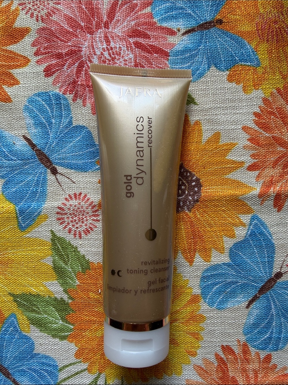 JAFRA Gold DynamiCS Revitalizing Cleanser - Gold and White